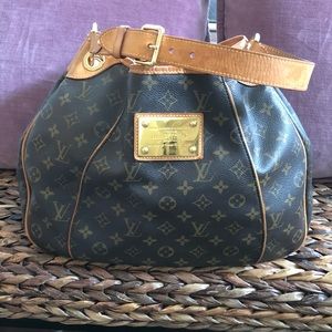 💕Authentic Louis Vuitton Galiera PM💕